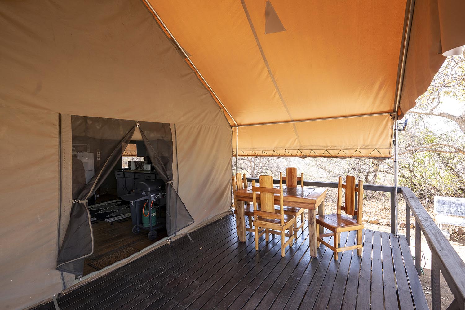 Überdachte private Terrasse mit Esstisch im Freien