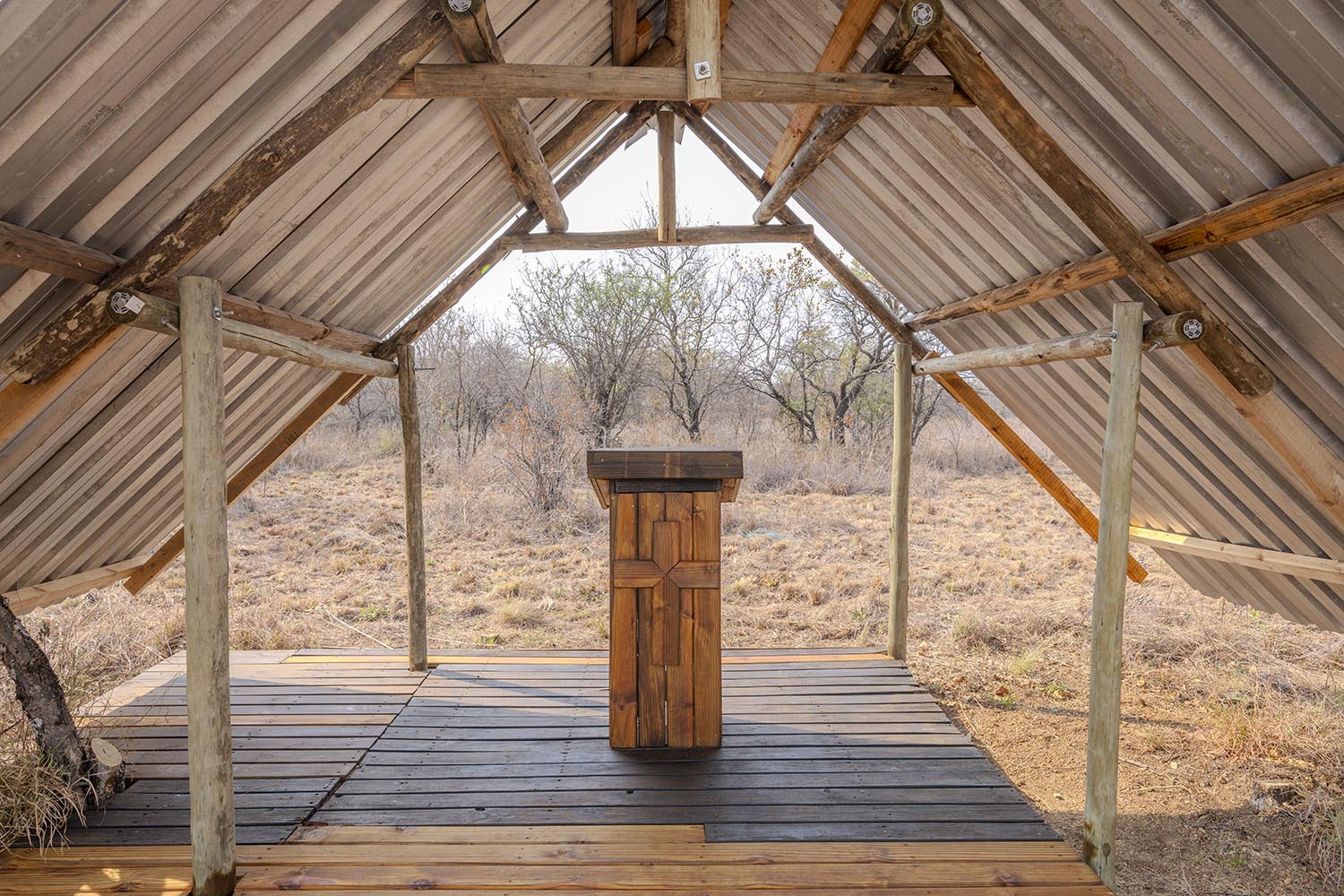 Offene Holzkapelle mit Blick über den Busch