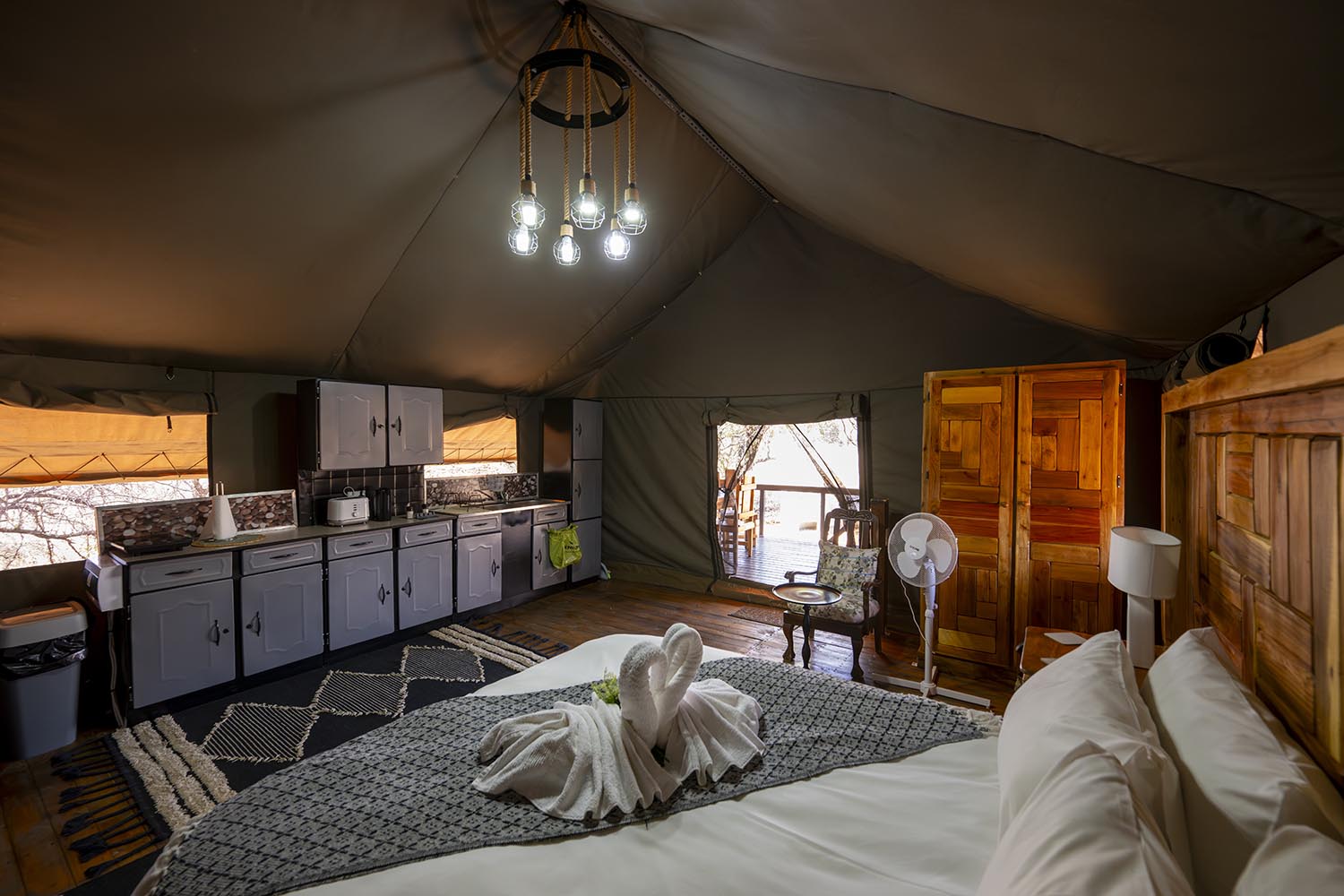Glamping-Innenraum mit Blick zur privaten Terrasse