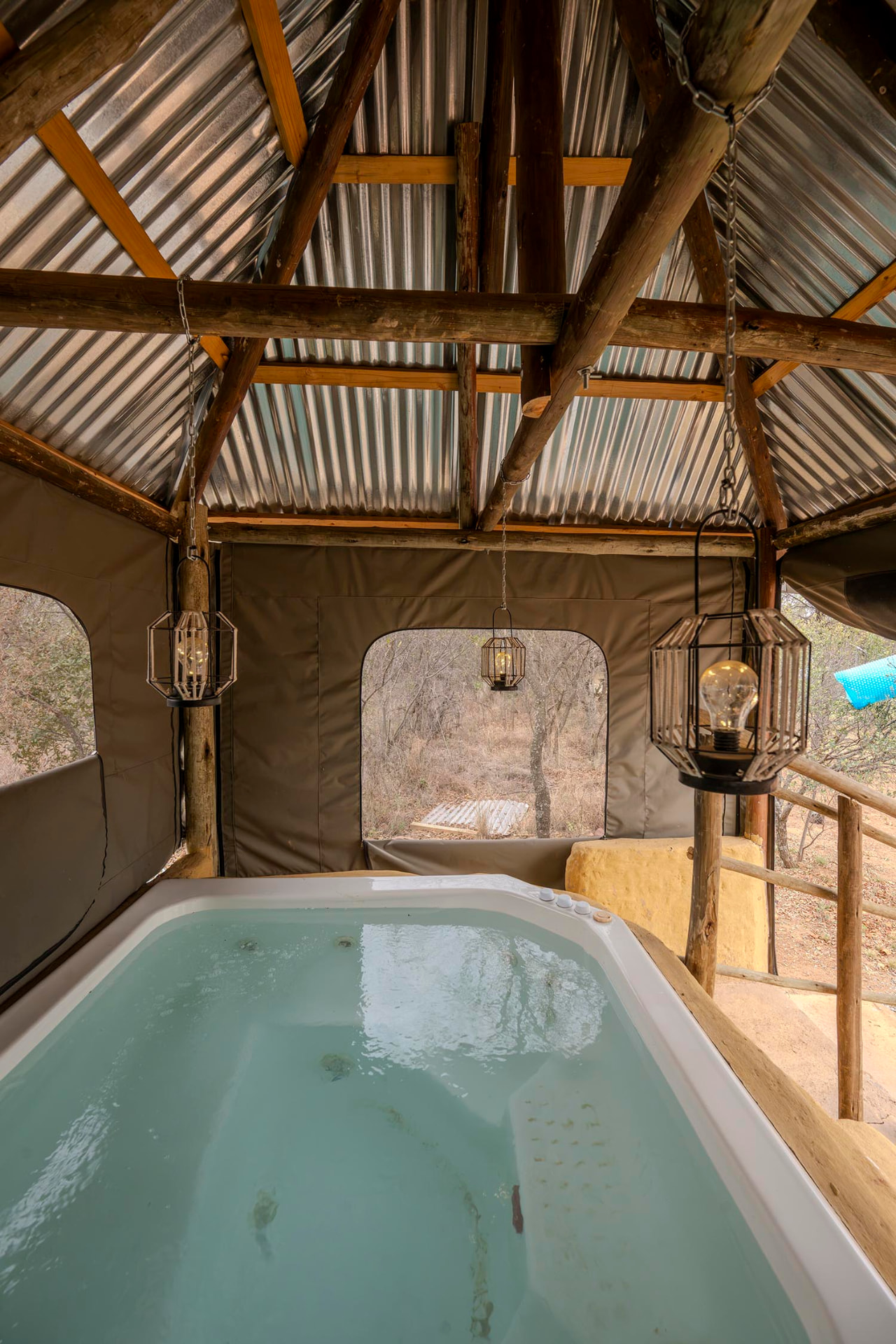 Jacuzzi overlooking the surrounding bush