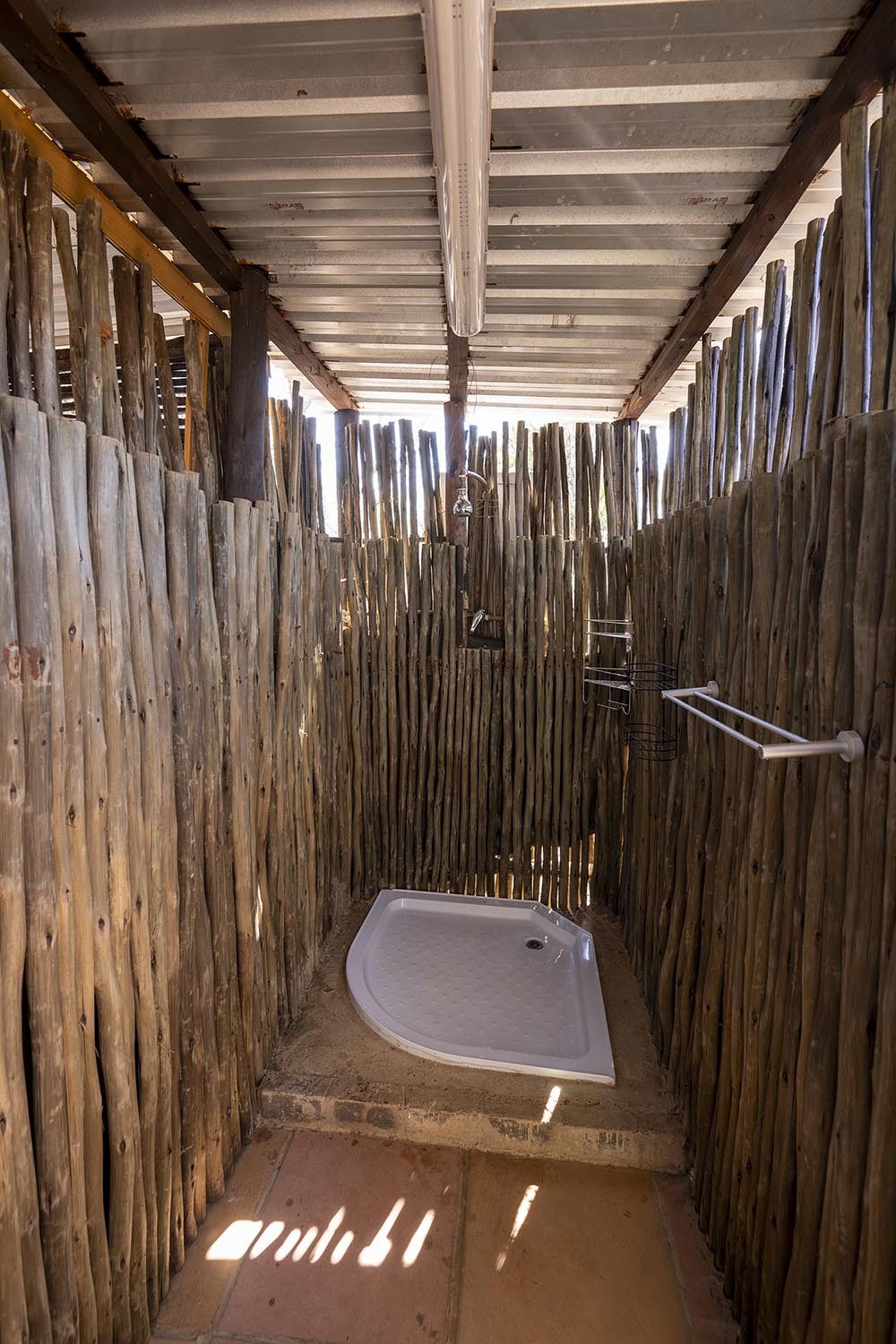 Private offene Holzdusche im Freien