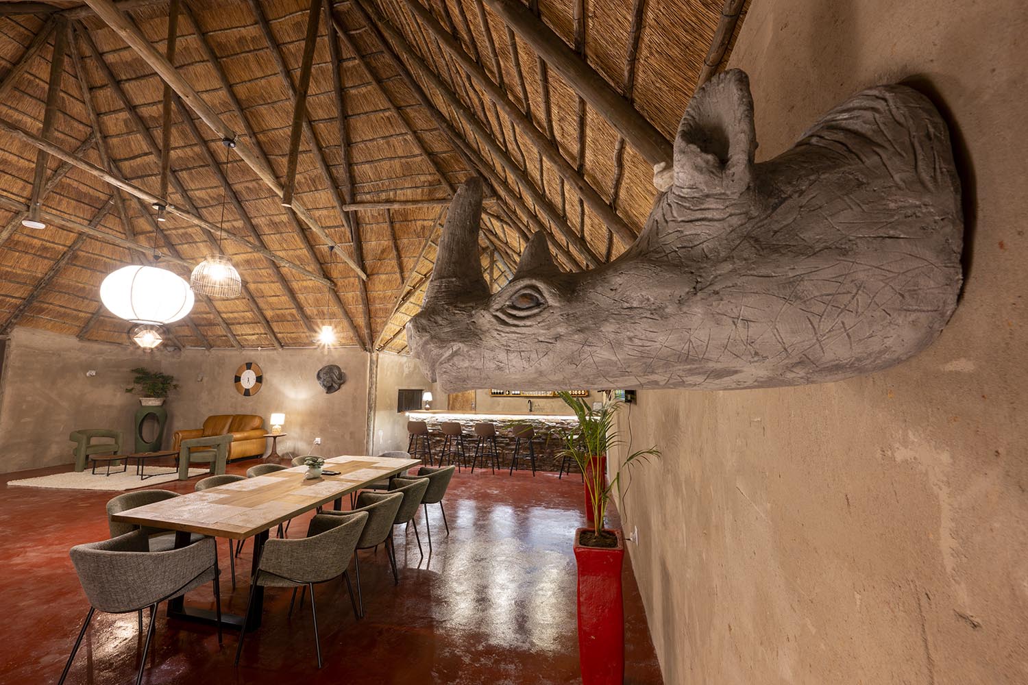 Restaurant-Lounge mit Nashorn-Skulptur