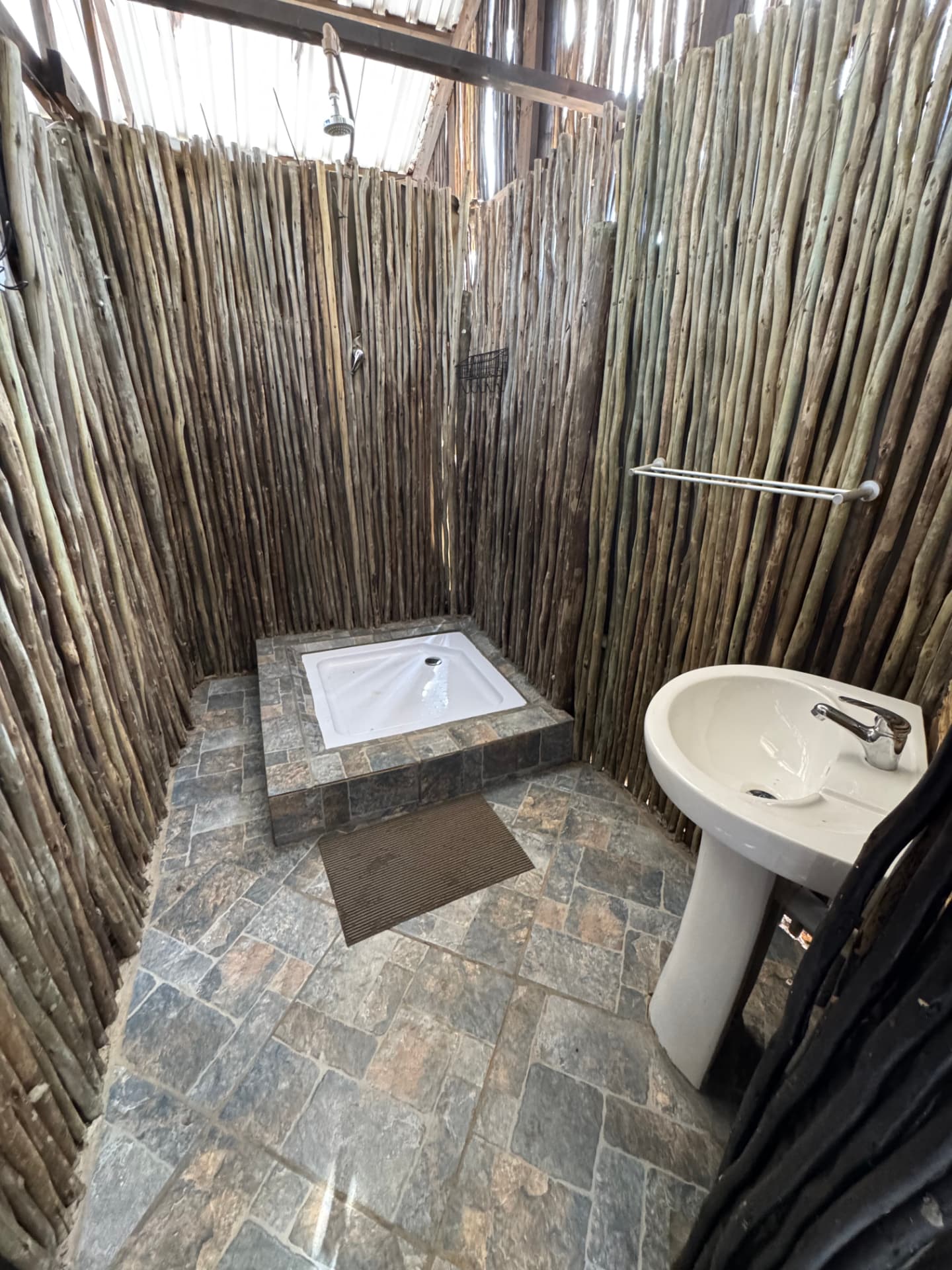 Innenansicht einer privaten Campingtoilette
