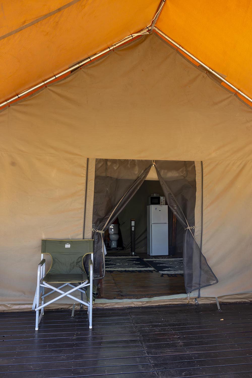 Eingang zum Glamping-Zelt von der privaten Terrasse aus