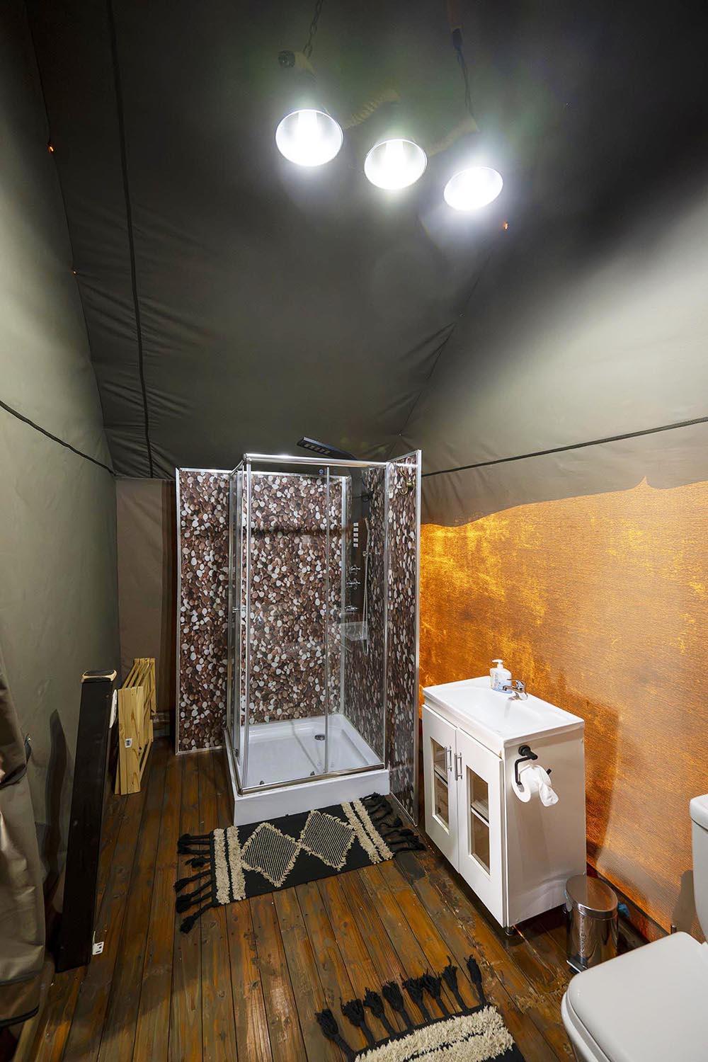 Dusche und Waschbecken im privaten Badezimmer