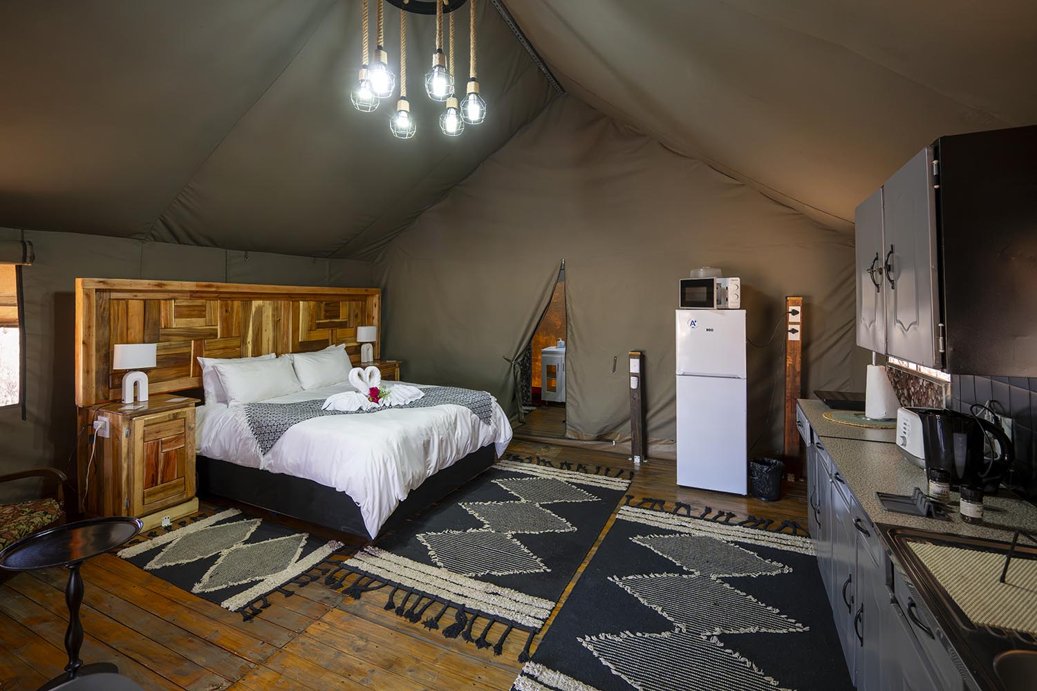 Queen-Size-Bett und ausgestattete Küche