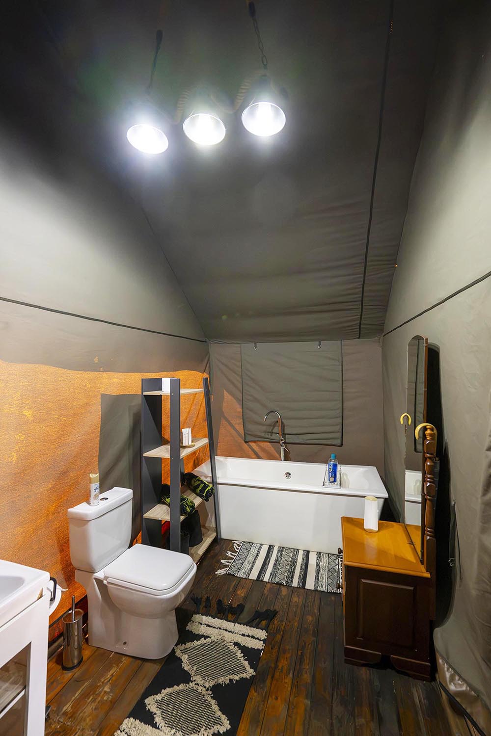 Privates Badezimmer mit Badewanne und Toilette